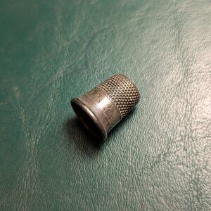 Vintage silver thimble engraved "Laura 10 yr", size 5